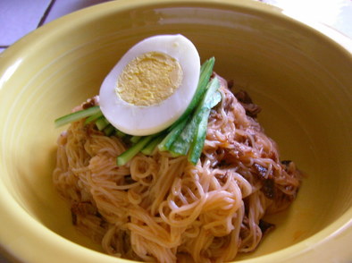 ピピンネンニョン（韓国風汁なし冷麺）の写真