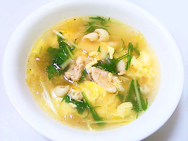 鶏皮・ゆで鶏の茹で汁で卵入りキムチスープの画像