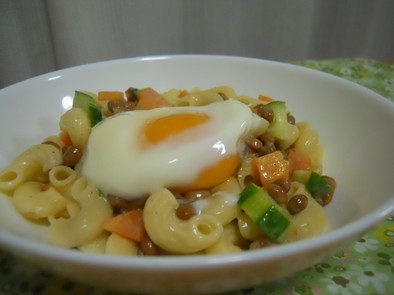温泉卵でトロ～ン☆マカロニの納豆サラダの写真