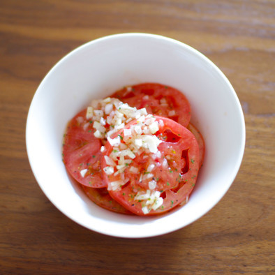 夏にぴったり。冷やして食べるトマトサラダの画像