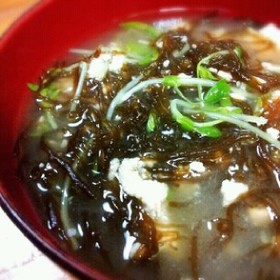 もずく豆腐と豆苗*美味しいお味噌汁