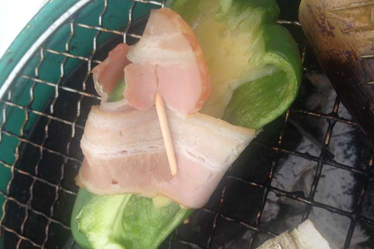 Bbqにチーズinピーマンのベーコン巻き レシピ 作り方 By Kesoaki クックパッド 簡単おいしいみんなのレシピが360万品