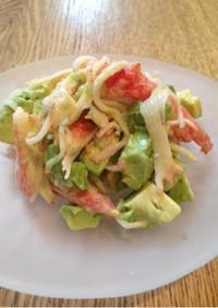 カニカマとアボカドの簡単サラダ