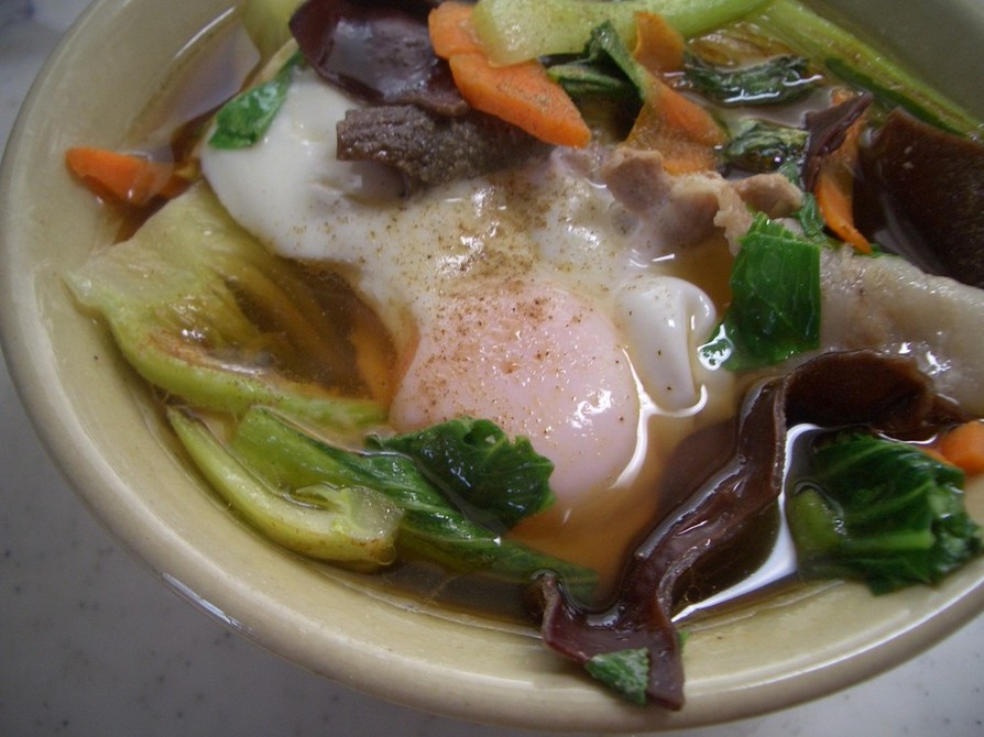 野菜炒めと半熟卵のせラーメンの画像