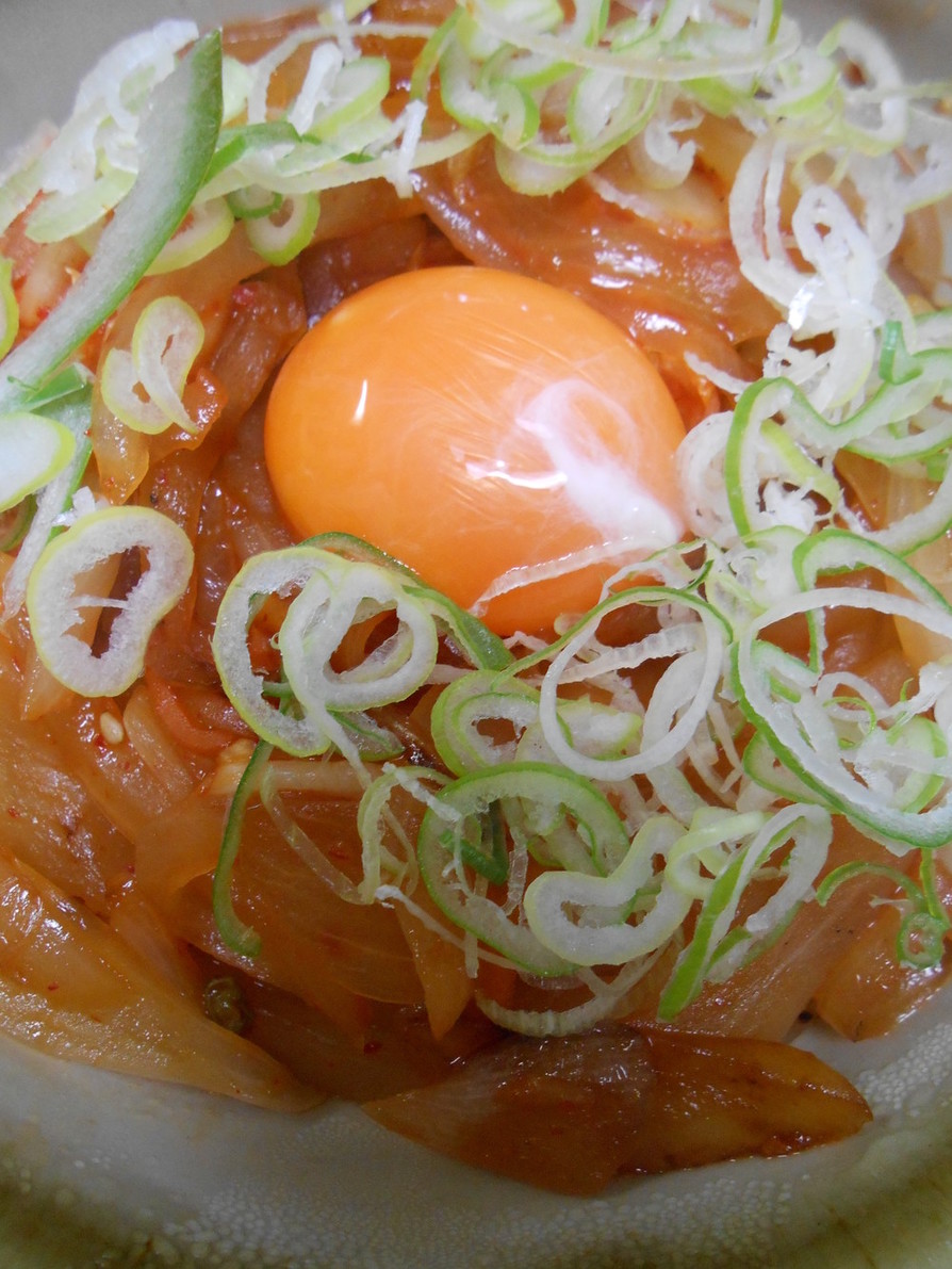 新玉葱と白菜キムチ丼・卵黄のせの画像
