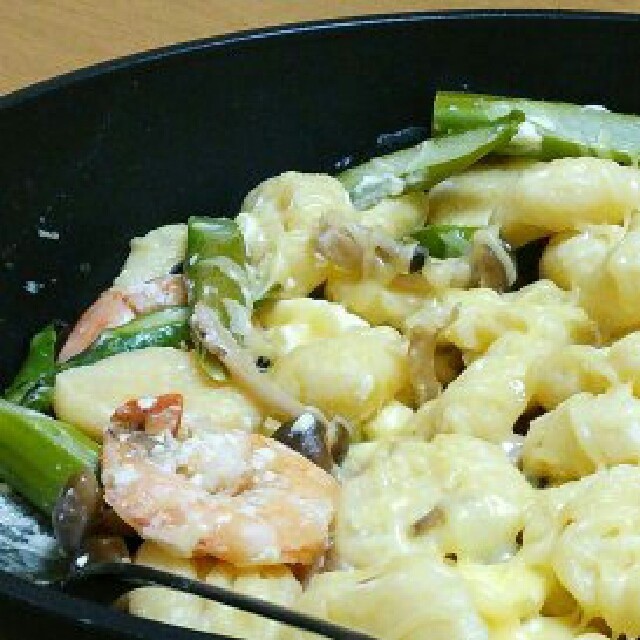 エビ、アスパラガス、ペストのニョッキのレシピ