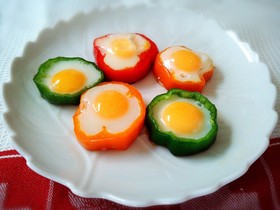 ウズラの卵でお花の目玉焼き