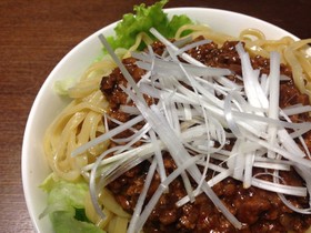 ジャージャー麺