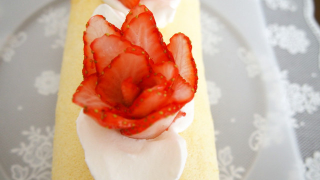 ケーキデコに 苺の飾り切り お花 レシピ 作り方 By あーもこ クックパッド 簡単おいしいみんなのレシピが352万品