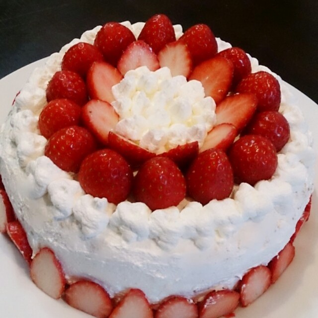Hmで苺 デコレーションケーキ レシピ 作り方 By めーぷる る クックパッド