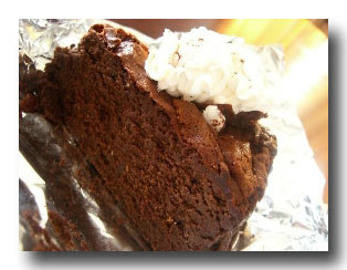 パスタの後に、チョコレートケーキの画像
