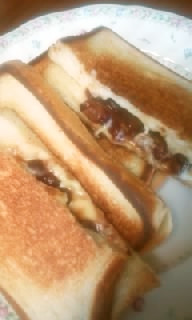 つぶあんとチーズのホットサンドイッチ!
