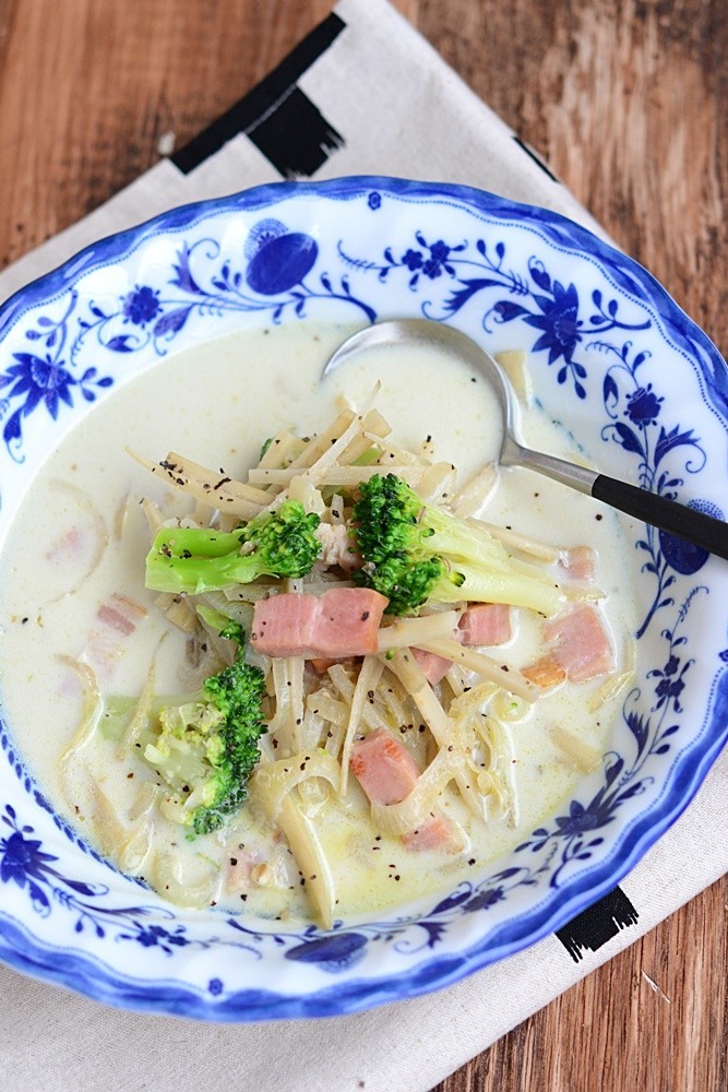 ごぼうとベーコンの食べるミルクスープ鍋の画像