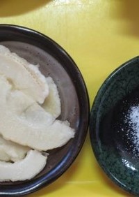 タケノコの天ぷらを塩で食べる