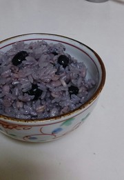 活力なべでもっちもち♪毎日の黒豆麦ごはんの写真