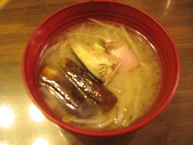 なす・もやし・ベーコンのお味噌汁