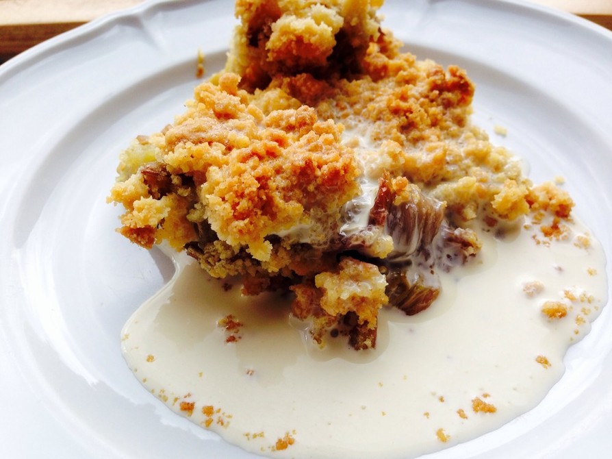 ストロベリー・ルバーブ・アーモンド・クランブルパイのレシピ