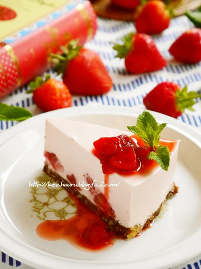 苺たっぷり♡ストロベリーレアチーズケーキの写真