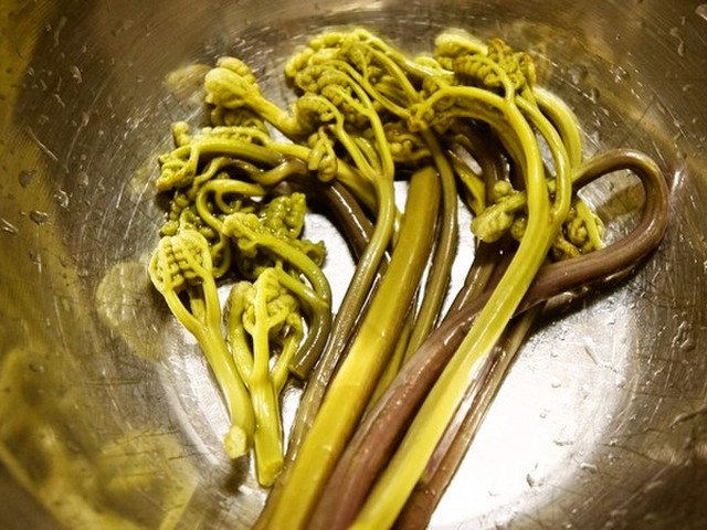 重曹なくても失敗なし ワラビのアク抜き レシピ 作り方 By Happyママ クックパッド 簡単おいしいみんなのレシピが350万品