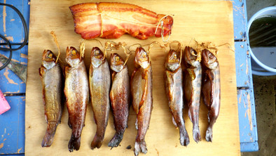 にじますと山女魚とベーコンの燻製の写真