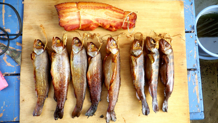 にじますと山女魚とベーコンの燻製の画像