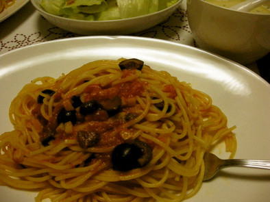 トマトとニンニクとオリーブのスパゲティの写真