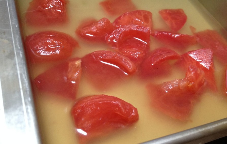 冷たいトマトのコンソメゼリーの画像