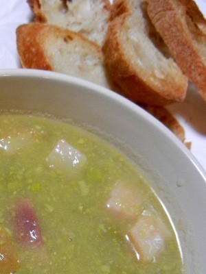 エンドウ豆と新ジャガとベーコンのスープの画像