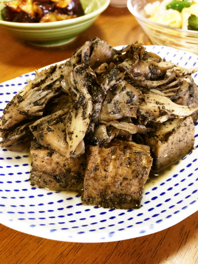 舞茸と豆腐の真っ黒煮の画像