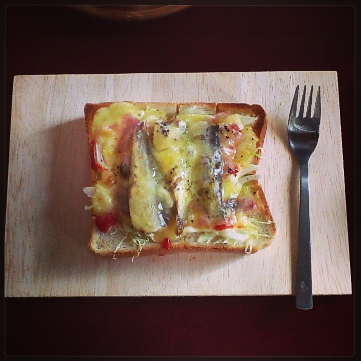 オイルサーディンのピクニックトーストの画像