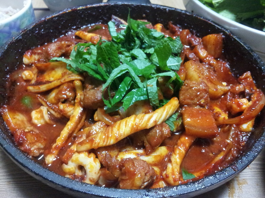 韓国料理・豚とイカの甘辛炒めの画像