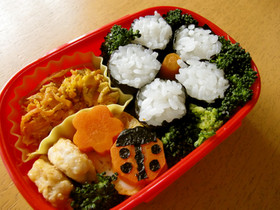 2歳お弁当 てんとう虫とお花