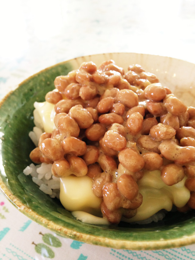 至福の昼ご飯♪ナンプラーチーズ納豆の画像