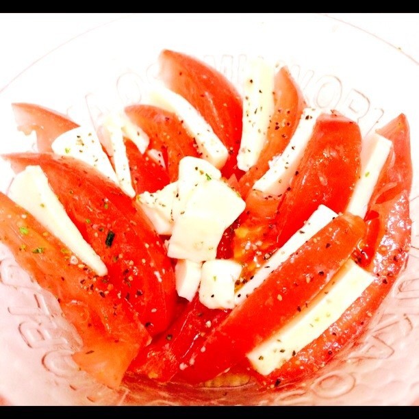 トマトとベビーチーズの簡単サラダの画像