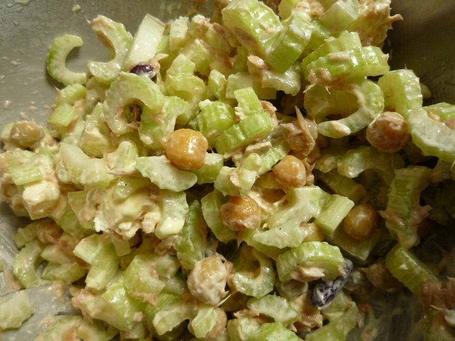 セロリとお豆のツナマヨサラダの画像