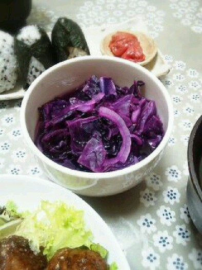 紫キャベツとオニオンの甘酢漬けの写真