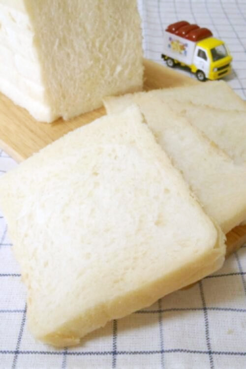 白い食パンの画像