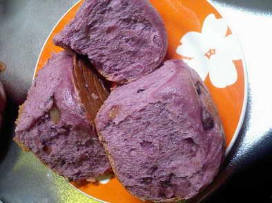 炊飯器de紫芋の甘納豆入りのパンの写真