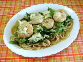 海老と卵白とサラダ菜のパスタ