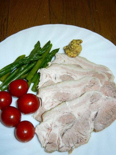 塩と生姜で豚肩ロースブロックの煮豚の写真