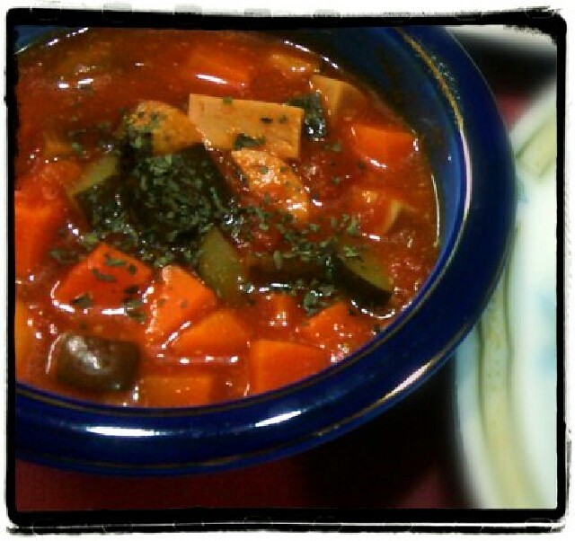 野菜を食べるトマトスープの画像