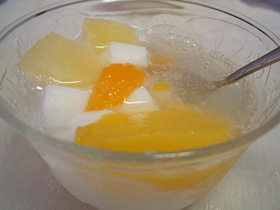牛乳寒でフルーツポンチ