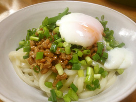 *納豆と温泉玉子の冷やしうどん*