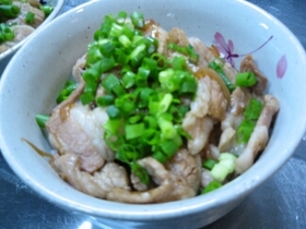 “大葉にんにく醤油”で豚丼