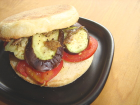 夏野菜とアンチョビのバジルバターサンド