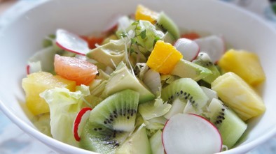 フルーツとグリーンサラダのコラボの写真