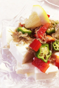 カリカリジャコと彩り野菜の豆腐サラダ