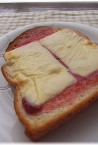 とろ～り♪苺ジャムチーズトースト