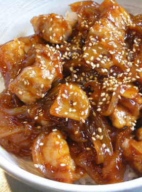 濃厚ニンニク風味の豚バラ肉の甘辛とろみ丼