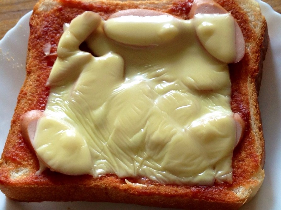 チーズでフタ！食べやすいピザ風トーストの画像